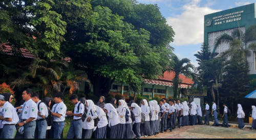 Tradisi Halal Bihalal Awali PBM Hari Pertama Masuk Sekolah di MAN 1 Baubau