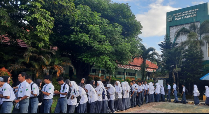 Tradisi Halal Bihalal Awali PBM Hari Pertama Masuk Sekolah di MAN 1 Baubau