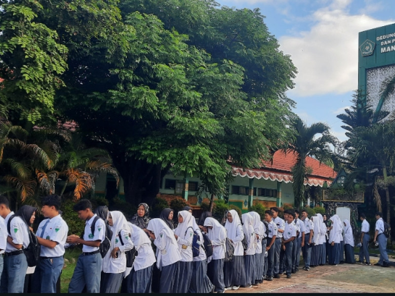 Tradisi Halal Bihalal Awali PBM Hari Pertama Masuk Sekolah di MAN 1 Baubau