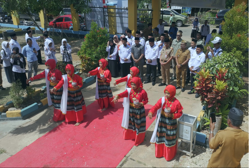 Grup Tari MAN 1 Baubau Sambut Tamu Launching Rumah Zakat Kota Baubau di Labalawa