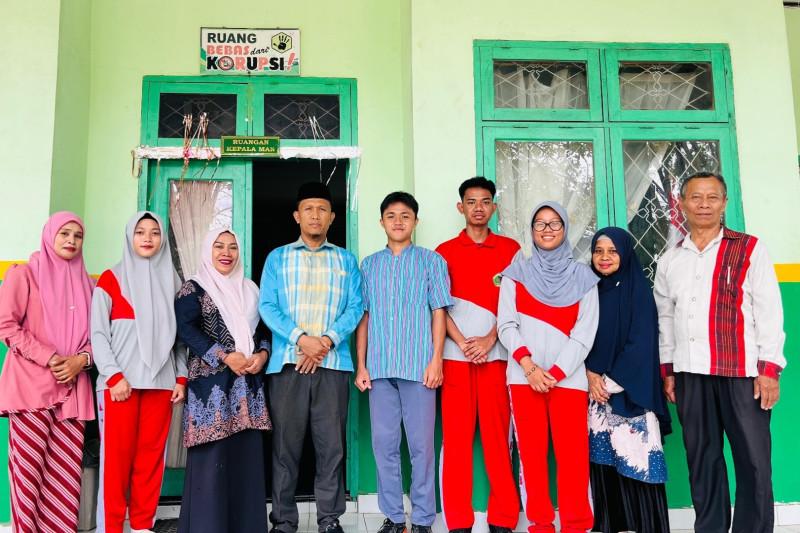 Plt. Kamad MAN 1 Baubau Lepas Empat Murid Peserta FLS3N Ke Tingkat Provinsi