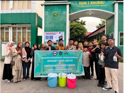 OSIM bersama Guru MAN 1 Baubau Berbagi Tajil kepada Masyarak