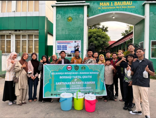 OSIM bersama Guru MAN 1 Baubau Berbagi Tajil kepada Masyarakat pada Bulan Ramadhan 1447 H