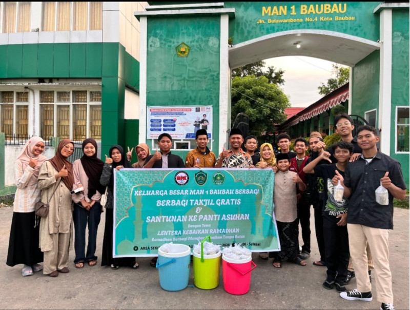 OSIM bersama Guru MAN 1 Baubau Berbagi Tajil kepada Masyarakat pada Bulan Ramadhan 1447 H