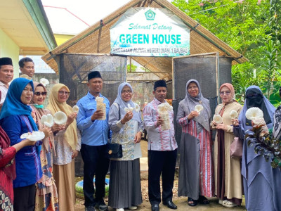 Kakanwil Kemenag Sultra Panen Raya Jamur Tiram di MAN 1 Baub