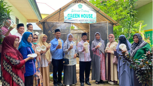 Kakanwil Kemenag Sultra Panen Raya Jamur Tiram di MAN 1 Baubau