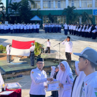 MAN 1 Baubau Gelar Upacara Bendera Perdana Sekaligus Beri Penghargaan  Siswa Berprestasi 