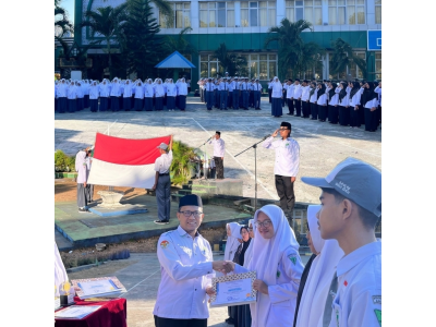 MAN 1 Baubau Gelar Upacara Bendera Perdana Sekaligus Beri Penghargaan  Siswa Berprestasi 